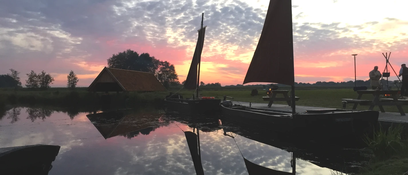 Torfkähne in der Abenddämmerung