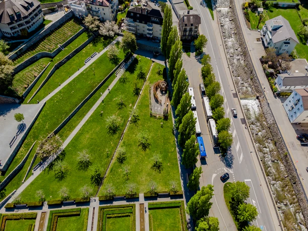 Busparkplatz Schloss Aerial view of bus parking lot at castle