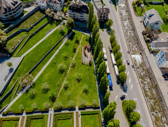 Busparkplatz Schloss Luftaufnahme Busparkplatz SchlossAerial view of bus parking lot at castleVue aérienne du parking pour bus du château