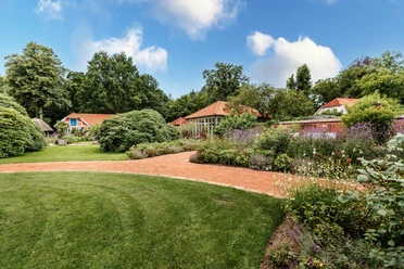Schlossgarten Oldenburg im Sommer Paleistuinen van Oldenburg in de zomer met uitzicht op de oude stallen en het paviljoen