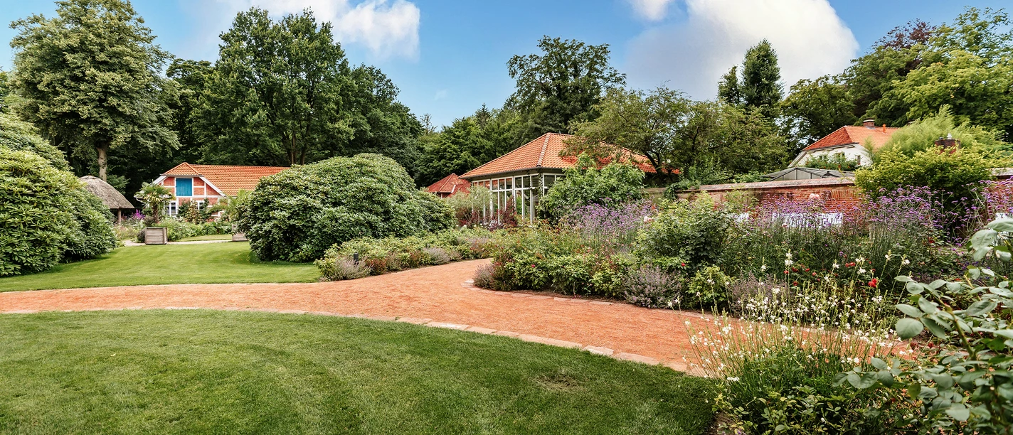 Schlossgarten Oldenburg im Sommer Oldenburg Palace Gardens in summer with a view of the old stables and the pavilion