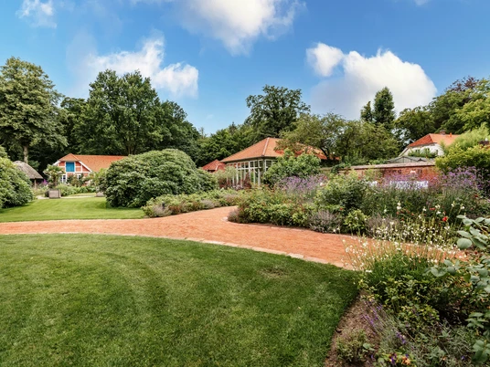 Schlossgarten Oldenburg im Sommer Schlossgarten Oldenburg im Sommer mit Blick auf die alten Stallanlagen und den PavillonOldenburg Palace Gardens in summer with a view of the old stables and the pavilionOldenburg Slotshave om sommeren med udsigt til de gamle stalde og pavillonenPaleistuinen van Oldenburg in de zomer met uitzicht op de oude stallen en het paviljoen