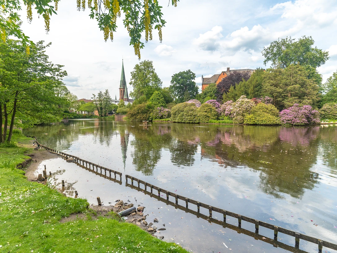 Schlossgarten Oldenburg mit Blick auf die Lamberti-Kirche Schlossgarten Oldenburg mit Blick auf die Lamberti-KircheOldenburg Palace Gardens with a view of the Lamberti ChurchOldenburgs slotshave med udsigt til Lamberti-kirkenPaleistuinen van Oldenburg met uitzicht op de Lambertikerk