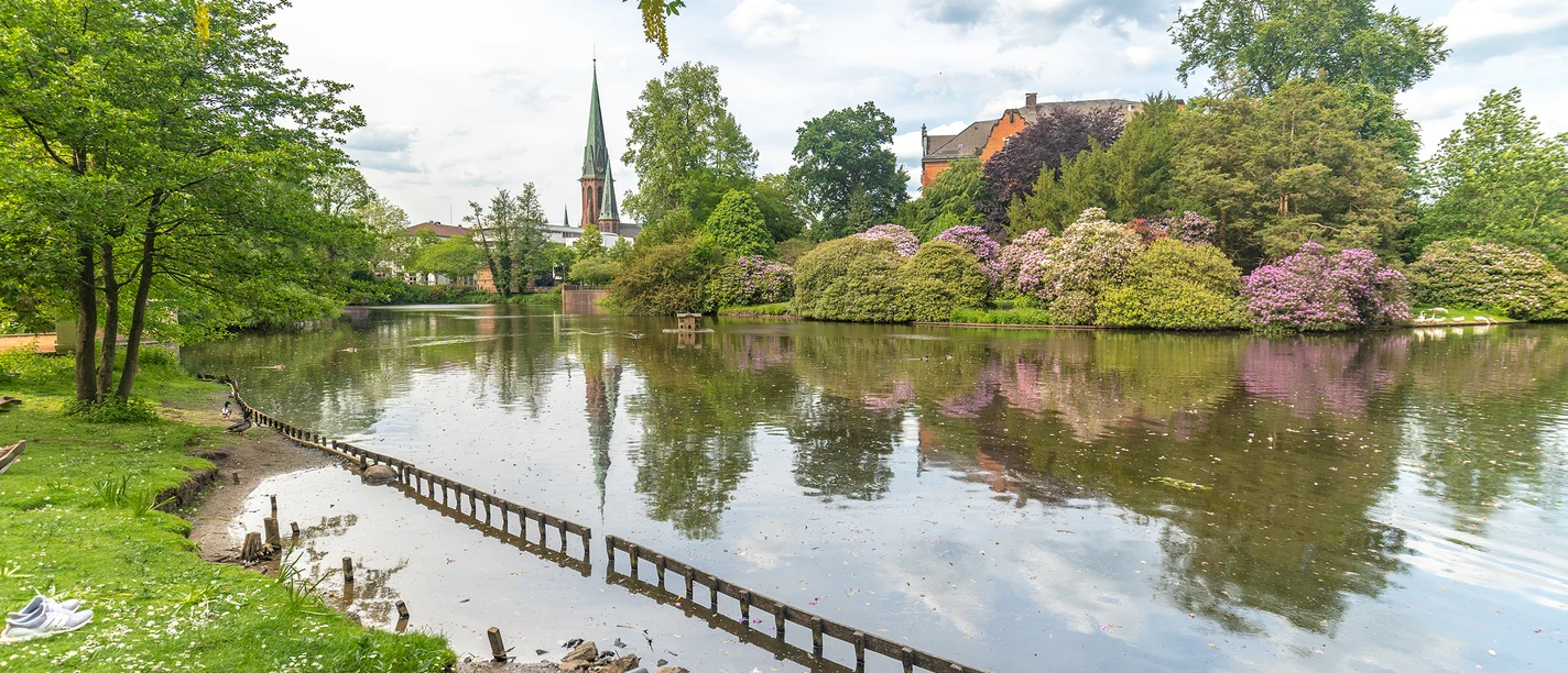 Schlossgarten Oldenburg mit Blick auf die Lamberti-Kirche Oldenburg Palace Gardens with a view of the Lamberti Church