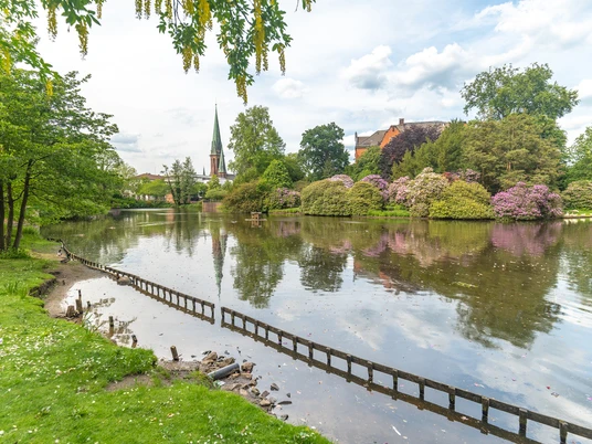 Schlossgarten Oldenburg mit Blick auf die Lamberti-Kirche Schlossgarten Oldenburg mit Blick auf die Lamberti-KircheOldenburg Palace Gardens with a view of the Lamberti ChurchOldenburgs slotshave med udsigt til Lamberti-kirkenPaleistuinen van Oldenburg met uitzicht op de Lambertikerk
