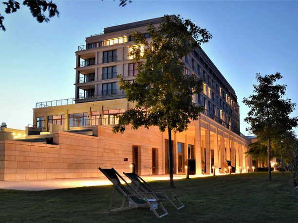 Atlantic Hotel Wilhelmshaven Außenansicht Dämmerung c Fabian Weiß.jpg