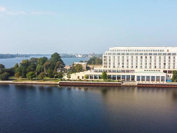 Atlantic Hotel Wilhelmshaven Außenansicht Drohne.jpg