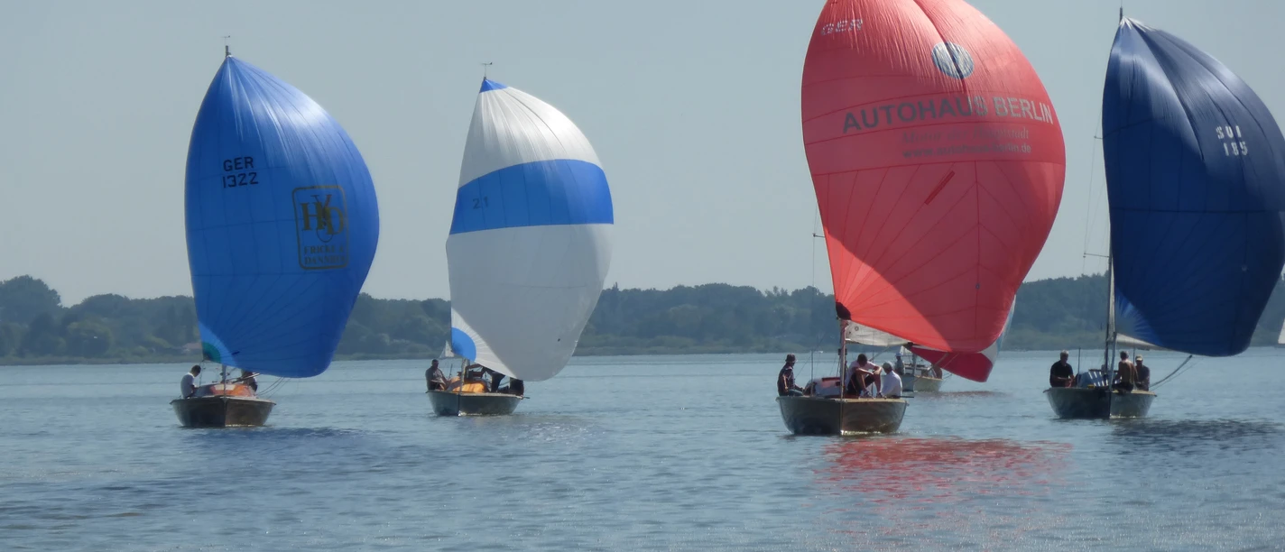 P1000374.JPG Segelboote gleiten mit farbigen Spinnakern über das sonnige Wasser eines Sees in Niedersachsen.