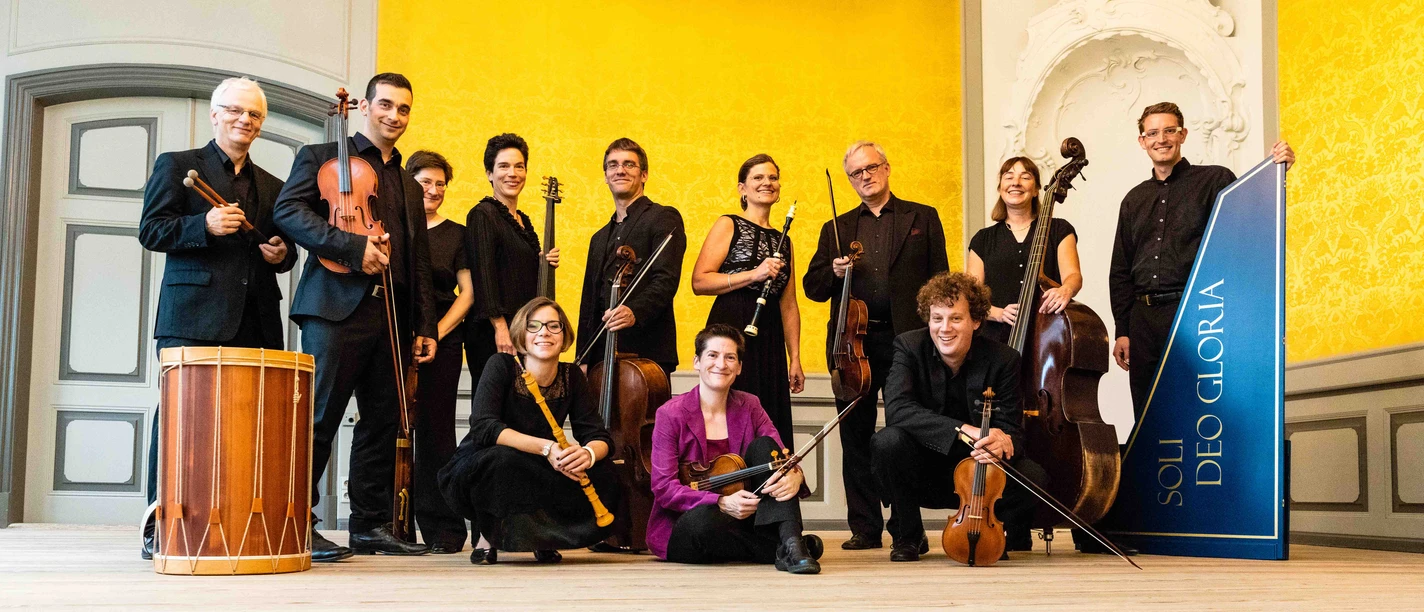 Ensemble Schirokko.jpg Ein klassisches Musikensemble posiert mit Instrumenten in einem elegant dekorierten Raum.