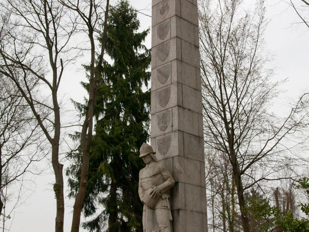 Landes Feuerwehr Ehrenmal 4