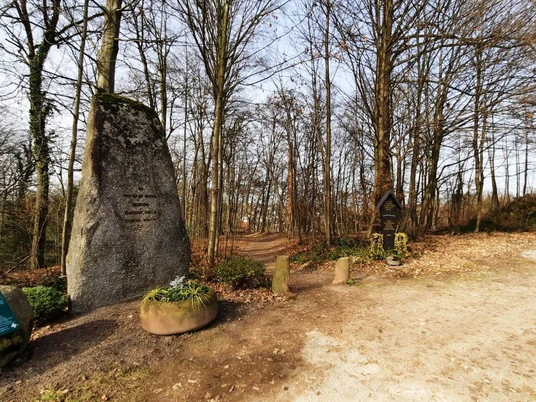 Heldenhain Gedenkstein 3