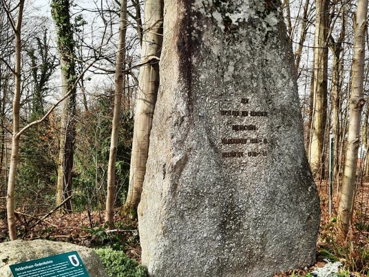 Heldenhain Gedenkstein