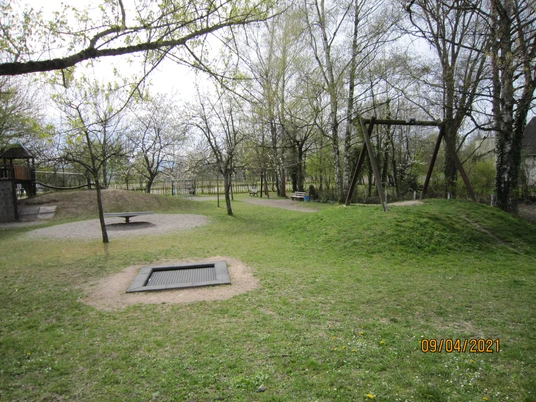 Spielplatz neben Schule