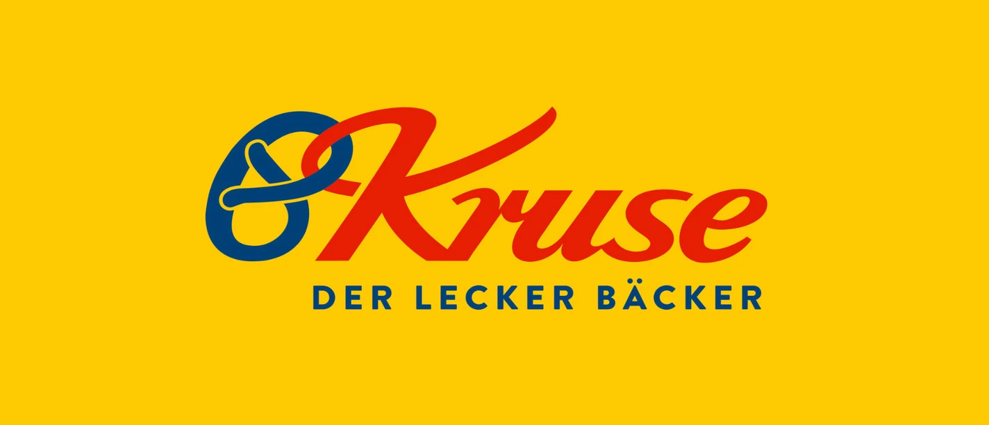 kruse-baecker-amelinghausen.jpg Roter Schriftzug Kruse mit blauer Brezel auf gelbem Grund, darunter der Slogan Der Lecker Bäcker.
