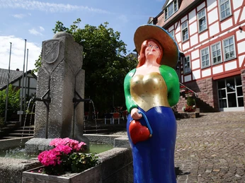 Rathausplatz mit Kurbotschafterin Bella