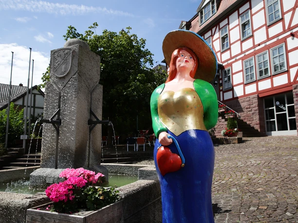 Rathausplatz mit Kurbotschafterin Bella