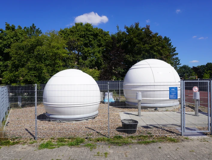 Volkssternwarte Langwedel Zwei weiße Kuppeln einer Sternwarte hinter einem Drahtzaun unter einem klaren blauen Himmel.Two white domes of an observatory behind a wire fence under a clear blue sky.To hvide kupler på et observatorium bag et trådhegn under en klar blå himmel.Twee witte koepels van een observatorium achter een draadhek onder een strakblauwe hemel.