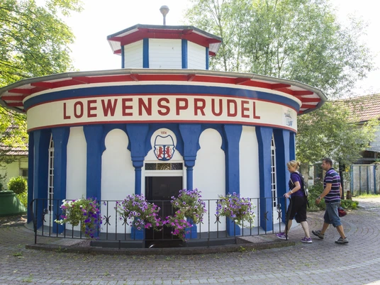 Brunnentempel im Kurpark am Löwensprudel