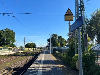 Bahnhof Eystrup Der Bahnhof Eystrup bietet einen modernen Bahnsteig mit Zugangsrampe und klarer Beschilderung.