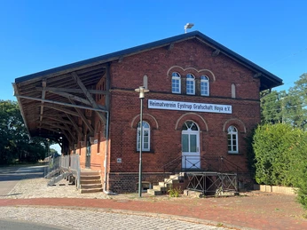 Alter Güterschuppen aus rotem Backstein in Eystrup mit Holzvordach, Heimatverein nutzt das Gebäude.