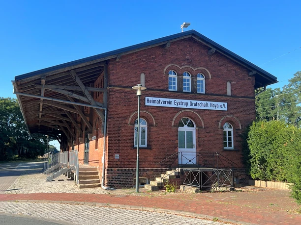 Alter Güterschuppen Eystrup Alter Güterschuppen aus rotem Backstein in Eystrup mit Holzvordach, Heimatverein nutzt das Gebäude.