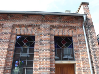 Stadt Petershagen Alte Synagoge Alte Synagoge in Petershagen mit roten Ziegelwänden und kunstvoll gestalteten Buntglasfenstern.