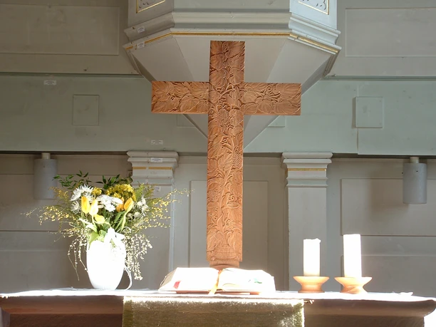 Kirche Bad Zwesten, Altarkreuz