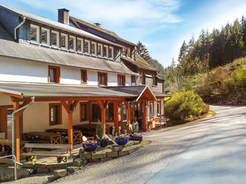 Frontansicht Landhotel Baumwipfel.jpg