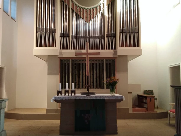 Orgel d. Ev.Kirche Bad Driburg_(c)seidemann.jpg Die Orgel in der evangelischen Kirche Bad Driburg mit ihren imposanten Pfeifen und modernem Design.