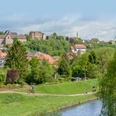 Südansicht Warburg Südansicht der Stadt Warburg mit historischen Gebäuden und Kirchtürmen, umgeben von grüner Landschaft.