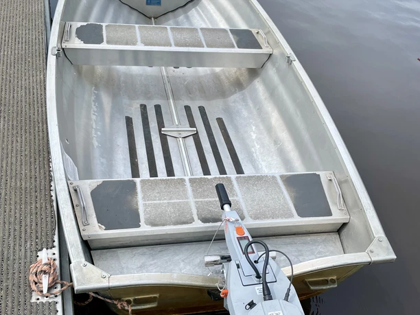 Aurich Hafen Bootsverleih E-Boot mit Außenborder Aurich Hafen Bootsverleih E-Boot mit Außenborder