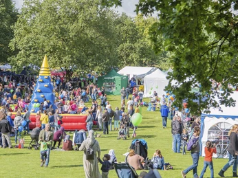Spielspaß beim Weltkindertag im MüGa-Park Viele Familien und Kinder genießen beim Weltkindertag im MüGa-Park bunte Spiele und Attraktionen.