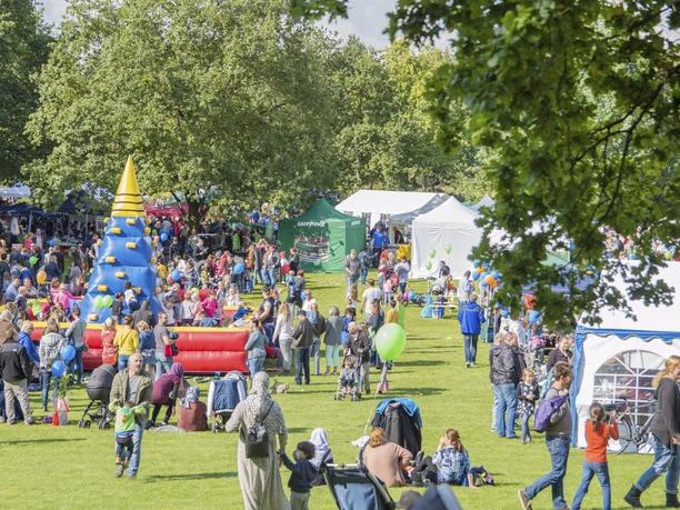 Spielspaß beim Weltkindertag im MüGa-Park Viele Familien und Kinder genießen beim Weltkindertag im MüGa-Park bunte Spiele und Attraktionen.
