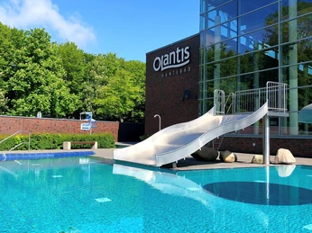 Freibad OLantis Oldenburg.jpg Das Freibad im OLantis Oldenburg mit RutscheThe outdoor pool at OLantis Oldenburg with slideDen udendørs pool på OLantis Oldenburg med rutsjebaneHet buitenzwembad van OLantis Oldenburg met glijbaan