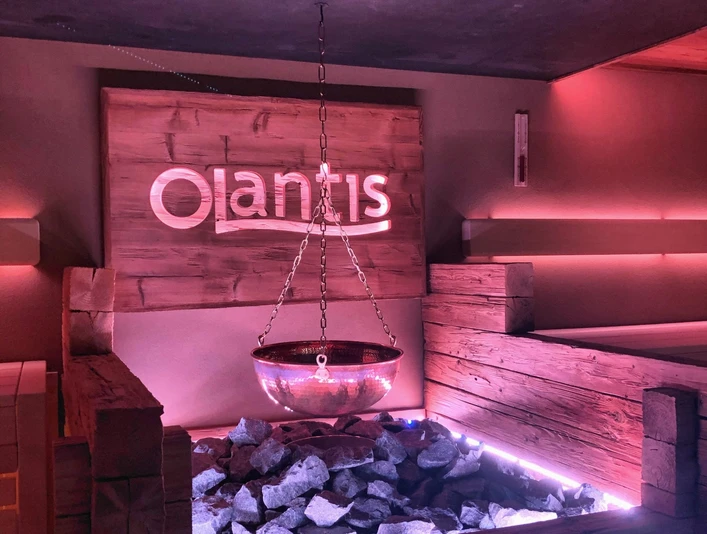 Sauna OLantis Oldenburg Atmosphärisch beleuchtete Sauna im OLantis OldenburgAtmospherically illuminated sauna at OLantis OldenburgAtmosfærisk oplyst sauna på OLantis OldenburgSfeervol verlichte sauna in OLantis Oldenburg