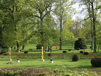 Kurpark mit Glasstelen.JPG