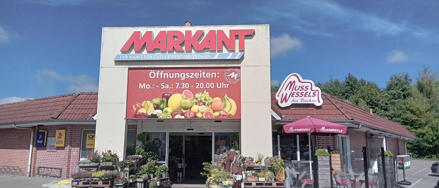 Markant Markt Apen mit Bäckerei Musswessels Der Eingang des Markant Marktes in Apen mit der Bäckerei Musswessels und Gemüseauslagen davor.