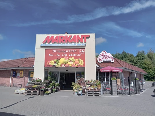 Markant Markt Apen mit Bäckerei Musswessels Der Eingang des Markant Marktes in Apen mit der Bäckerei Musswessels und Gemüseauslagen davor.