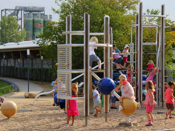 Axiom - Spielplatz im Bürgerpark Wernigerode Axiom - Spielplatz im Bürgerpark Wernigerode