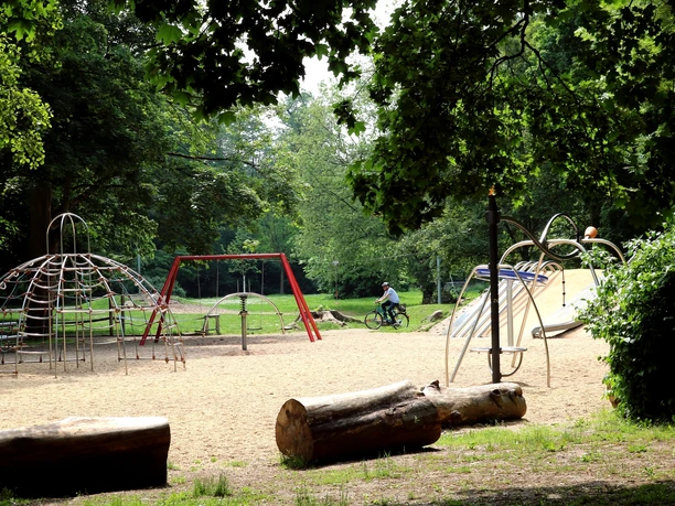 Spielplatz unter Bäumen im Stadtpark Nordhausen