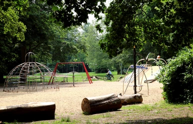 Spielplatz unter Bäumen im Stadtpark Nordhausen Spielplatz unter Bäumen im Stadtpark Nordhausen