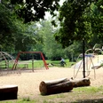 Spielplatz unter Bäumen im Stadtpark Nordhausen Spielplatz unter Bäumen im Stadtpark Nordhausen