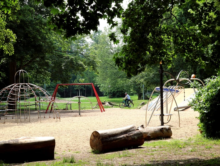 Spielplatz unter Bäumen im Stadtpark Nordhausen Spielplatz unter Bäumen im Stadtpark Nordhausen