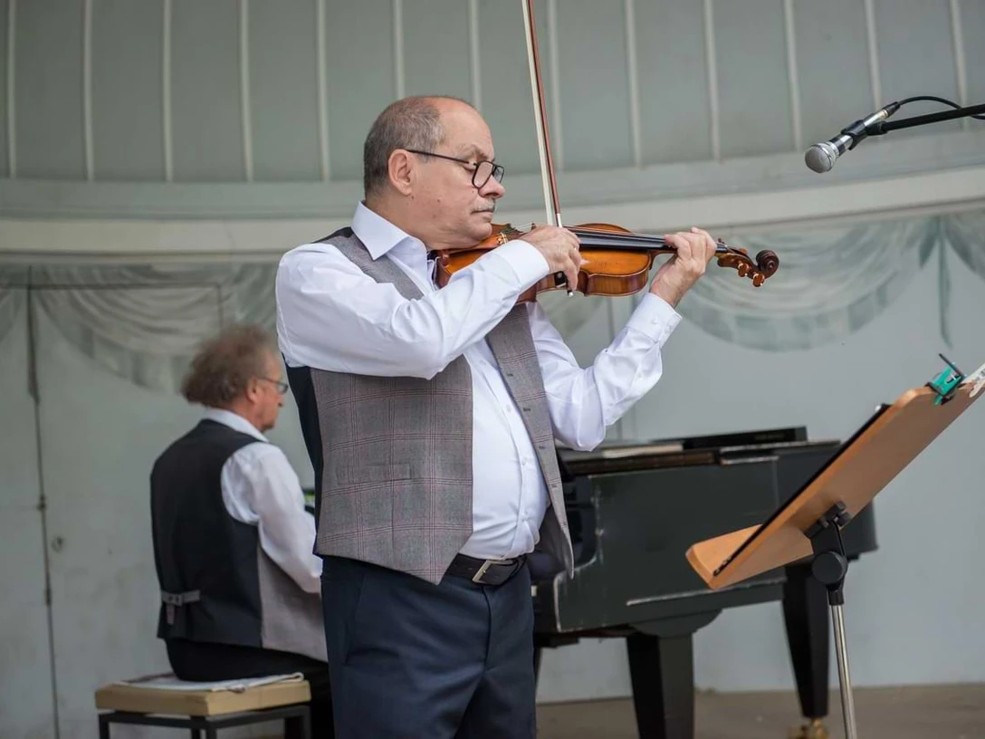 Nahaufnahme vom Violinist beim Kurkonzert in der Musikmuschel.