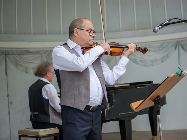 Nahaufnahme vom Violinist beim Kurkonzert in der Musikmuschel.