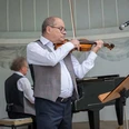 kurkonzert-bad-driburger-touristik-gmbh-daniel-winkler-4-kom.jpg Nahaufnahme vom Violinist beim Kurkonzert in der Musikmuschel.
