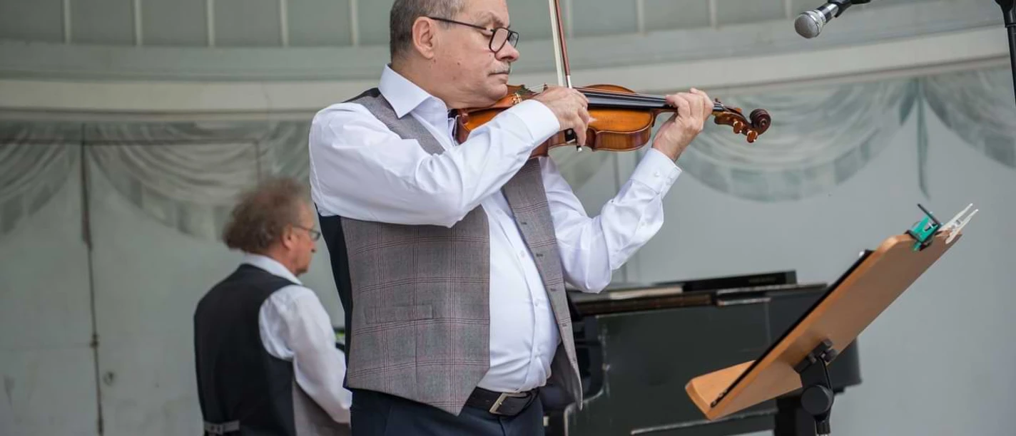 kurkonzert-bad-driburger-touristik-gmbh-daniel-winkler-4-kom.jpg Nahaufnahme vom Violinist beim Kurkonzert in der Musikmuschel.