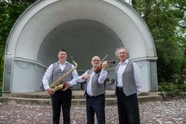 Unsere drei Musiker vor der Musikmuschel im Gräflichen Park Bad Driburg.