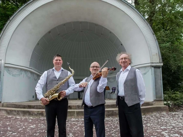 kurkonzert-bad-driburger-touristik-gmbh-daniel-winkler-1-kom.jpg Unsere drei Musiker vor der Musikmuschel im Gräflichen Park Bad Driburg.