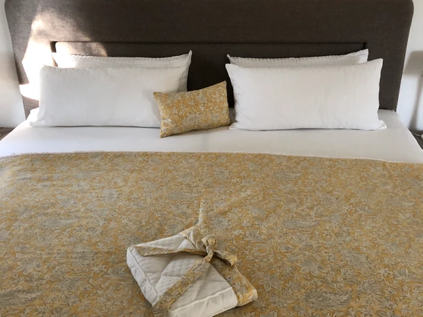 Tweepersoonsslaapkamer met boxspringbed in de vakantiewoning Worpswede in Gnarrenburg